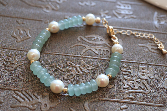 Pearl Bracelet with Light Green Jadeite