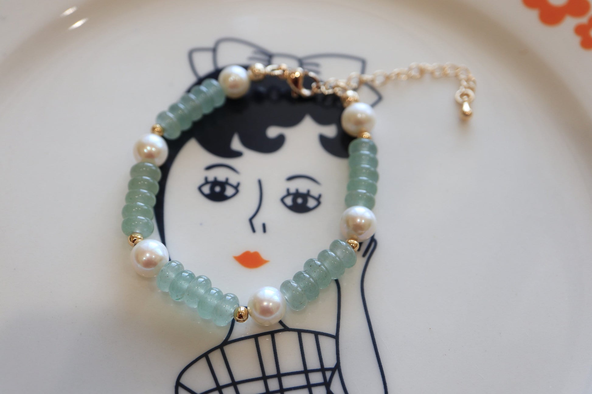 Pearl Bracelet with Light Green Jadeite