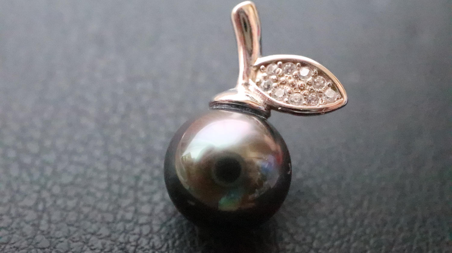 Tahitian Pearl Pendant, Round Pearl Pendant, Seawater Cultured Pearl, Natural Color, Lagoon Quality, Purple Pearl, Malachite Green Pearl